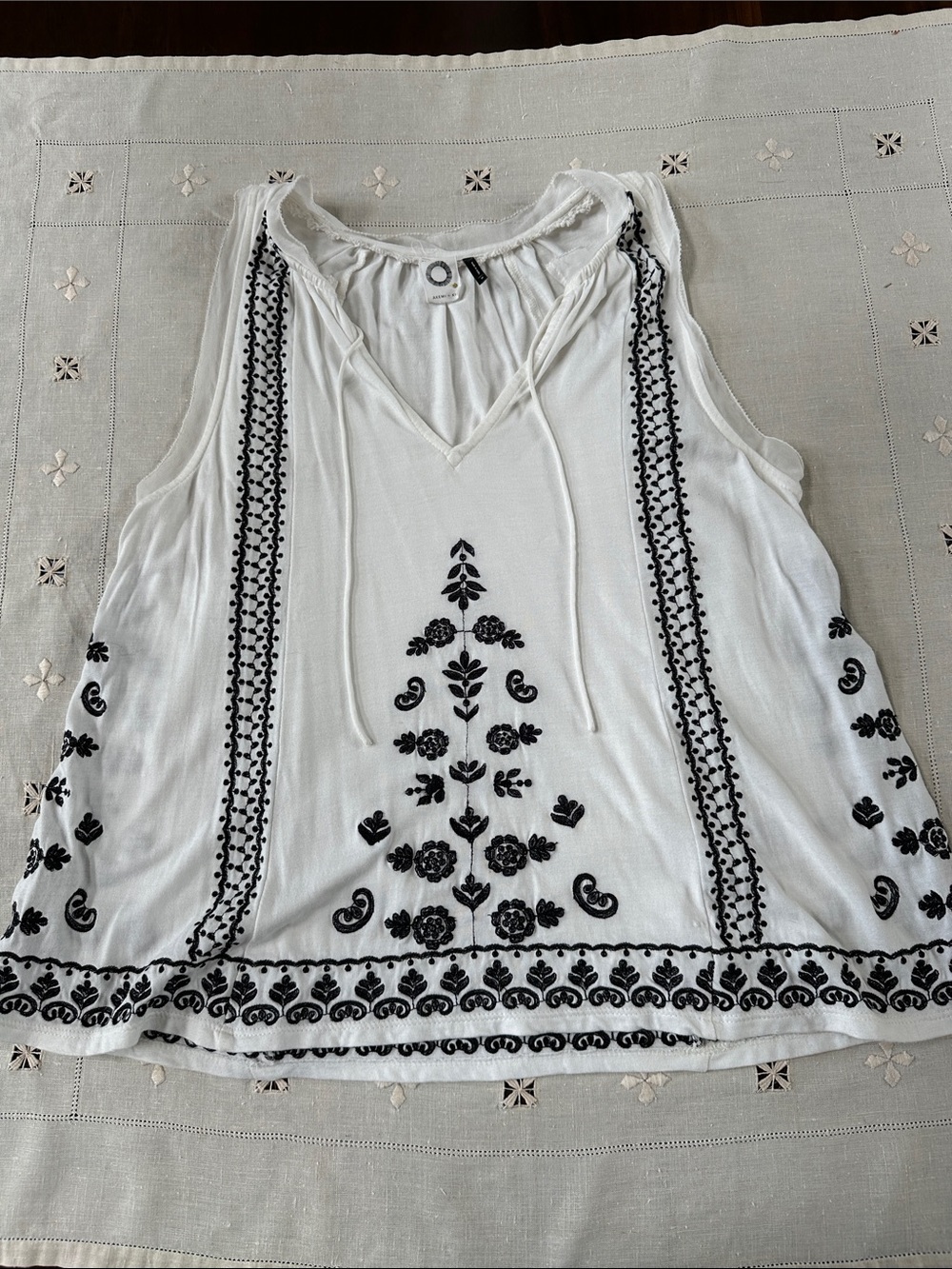 Anthropologie Akemi&Kin White w/ Black embroidery tank top Sz M